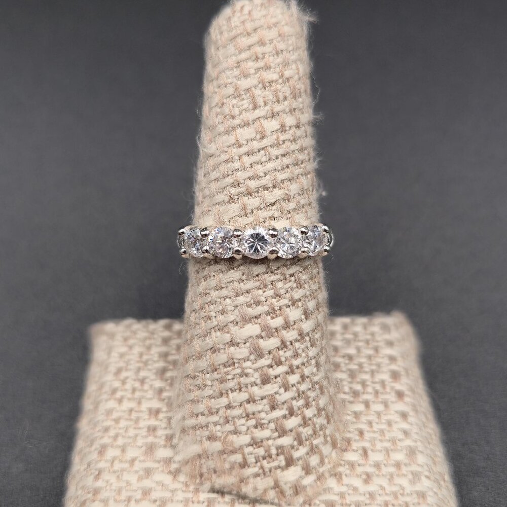 Size 7 Sterling Silver Bright Cubic Zirconia Gems Band Ring A6451